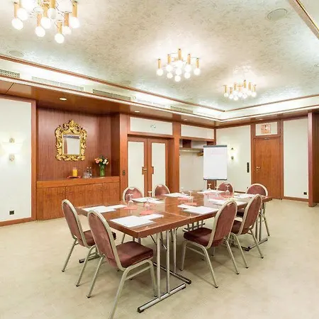 Arotel Living מלון 3*